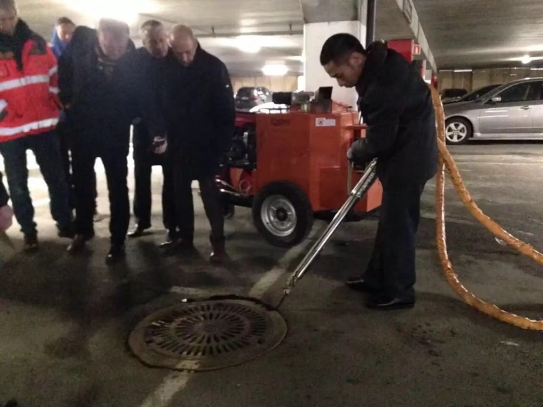 迅速設置クラックシーリングマシン、緊急メンテナンス工事用高速 - Road Crack Sealing Machine のレビューと価格